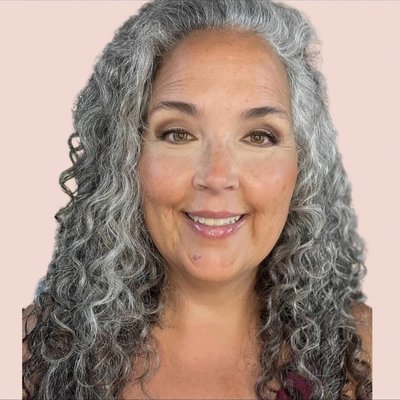 Julie Daniels headshot